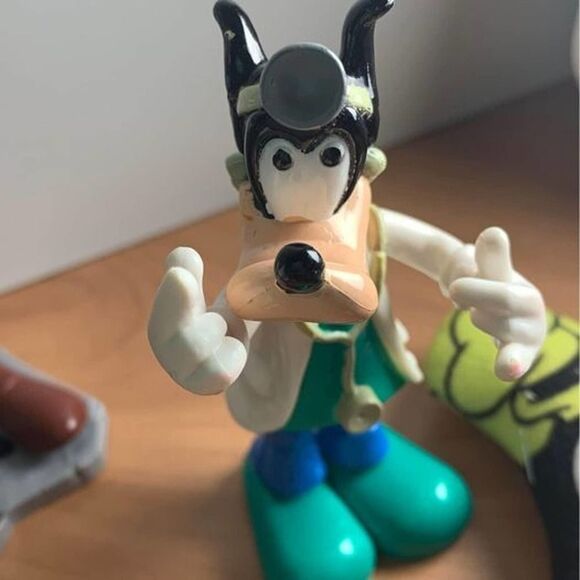Assortment of 6 Goofy Figurines w/ keychain! - Picture 7 of 9